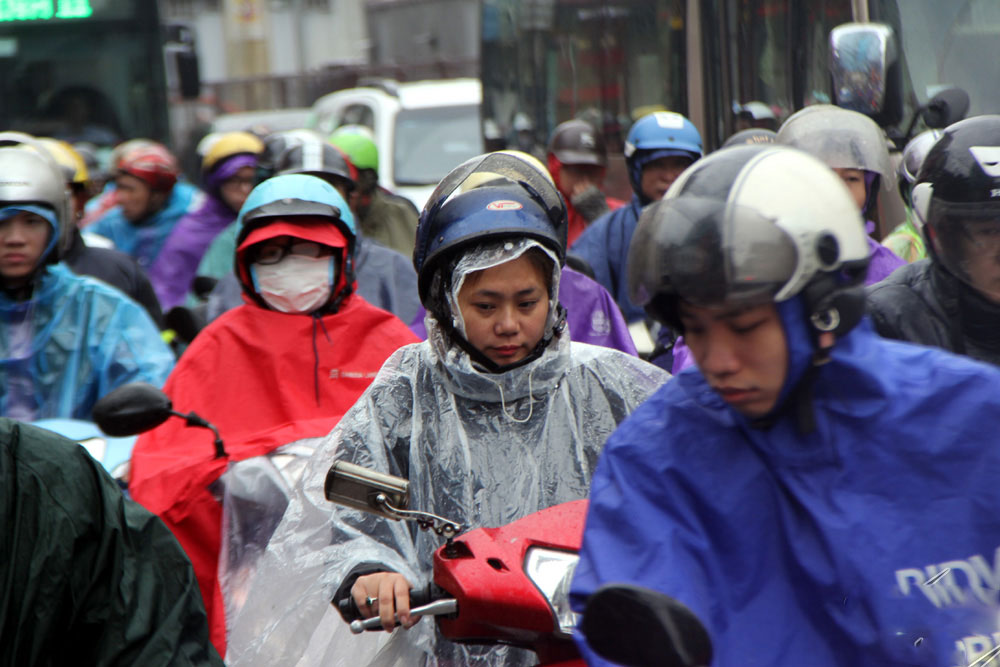 Vật vã chôn chân hít khói ô tô trong mưa rét Hà Nội Vật vã chôn chân hít khói ô tô trong mưa rét Hà Nội
